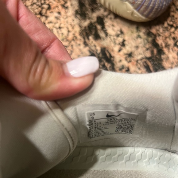 Nike BB’s size 9 Mens. Soft lime green, purple and tangerine. - Picture 4 of 7